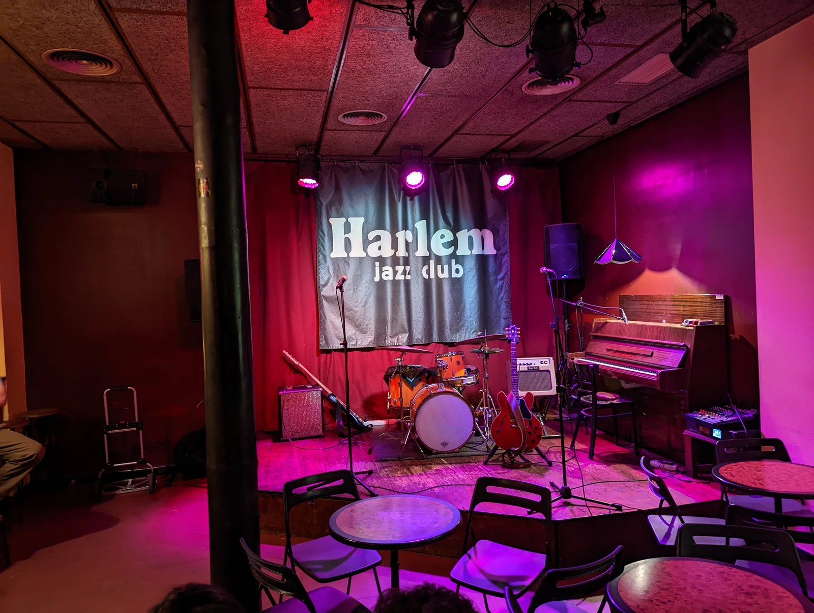 harlem jazz club barcelona dress code Jazz Bar Outfits 2026
